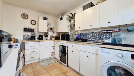 2 bedroom Bungalow for sale in Kingsway Close, Oldham, OL8