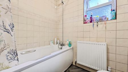 3 bedroom Flat to let in Huddersfield road, Oldham, OL4