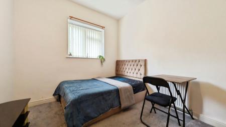 3 bedroom Flat to let in Huddersfield road, Oldham, OL4