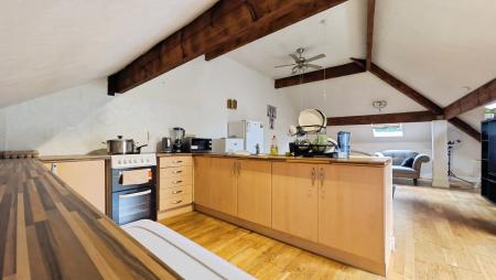 3 bedroom Flat to let in Huddersfield road, Oldham, OL4