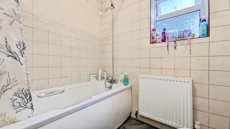 3 bedroom Flat to let in Huddersfield road, Oldham, OL4