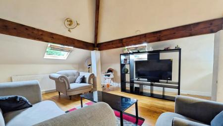 3 bedroom Flat to let in Huddersfield road, Oldham, OL4
