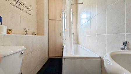 3 bedroom Flat to let in Huddersfield road, Oldham, OL4