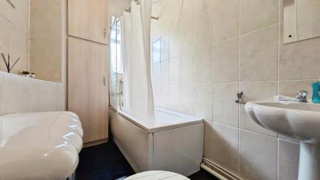 3 bedroom Flat to let in Huddersfield road, Oldham, OL4