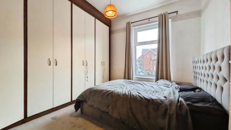 3 bedroom Flat to let in Huddersfield road, Oldham, OL4