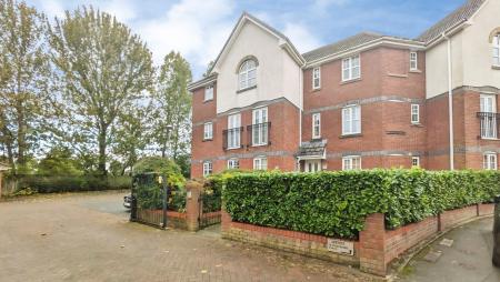 2 bedroom Apartment to let in Cromwell Avenue, Manchester, SK5