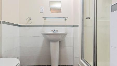 2 bedroom Apartment to let in Cromwell Avenue, Manchester, SK5