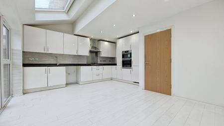 5 bedroom Town house to let in Flint Hill Way, Lees, Oldham, OL8