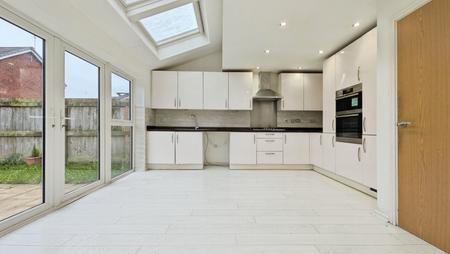 5 bedroom Town house to let in Flint Hill Way, Lees, Oldham, OL8
