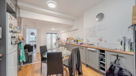 2 bedroom Flat to let in Divinity Road, Cowley, Oxford, OX4