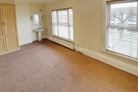 4 bedroom Semi-detached house to let in Oundle Road, Woodston, Peterborough, PE2