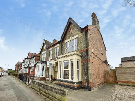 4 bedroom Semi-detached house to let in Oundle Road, Woodston, Peterborough, PE2