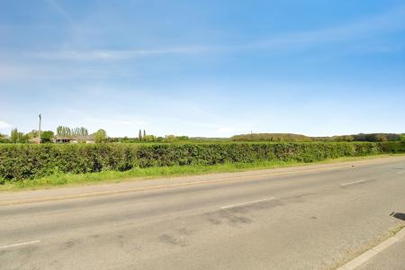 3 bedroom Semi-detached house to let in Walton Road, Peterborough, PE6