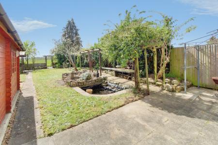 3 bedroom Semi-detached house to let in Walton Road, Peterborough, PE6