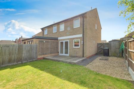 3 bedroom Semi-detached house to let in Elm Close, Yaxley, PE7