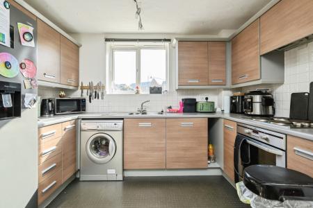 2 bedroom Flat for sale in Harn Road, Hampton Centre, Peterborough, PE7