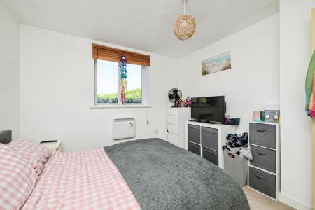 2 bedroom Flat for sale in Harn Road, Hampton Centre, Peterborough, PE7