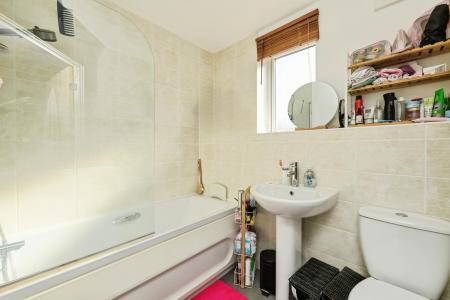 2 bedroom Flat for sale in Harn Road, Hampton Centre, Peterborough, PE7