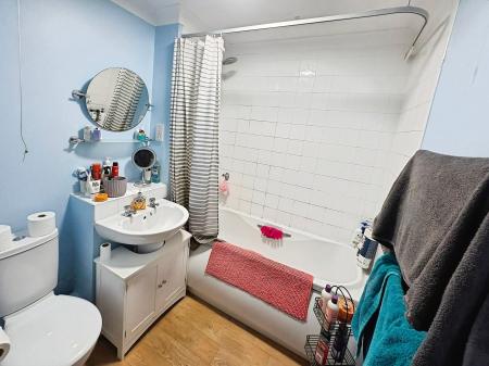 2 bedroom Flat to let in Overland Mews, Stanground, Peterborough, PE2