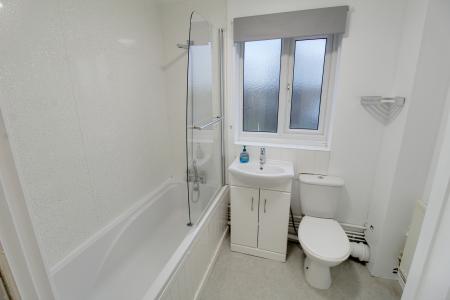2 bedroom Flat to let in Thistle Drive, Stanground, Peterborough, PE2