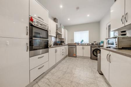 4 bedroom Semi-detached house for sale in Jodel Close