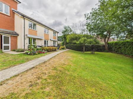 2 bedroom Flat for sale in London Rd, Cowplain, PO8