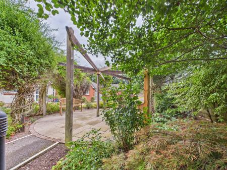 2 bedroom Flat for sale in London Rd, Cowplain, PO8