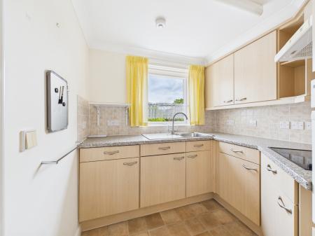 2 bedroom Flat for sale in London Rd, Cowplain, PO8