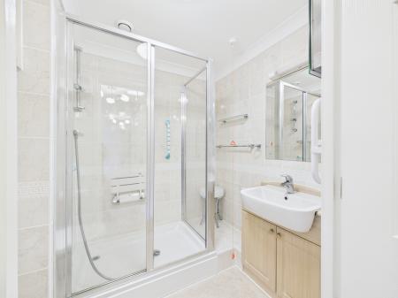 2 bedroom Flat for sale in London Rd, Cowplain, PO8