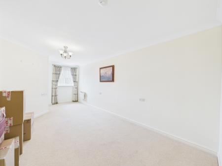 2 bedroom Flat for sale in London Rd, Cowplain, PO8