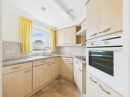2 bedroom Flat for sale in London Rd, Cowplain, PO8