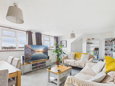 2 bedroom Flat to let in Stamshaw Court, Stamshaw Road PO2