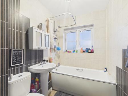 2 bedroom Flat for sale in The Fairways, Farlington, Portsmouth, PO6