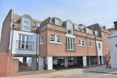 2 bedroom Flat to let in Castle Road, Southsea, PO5