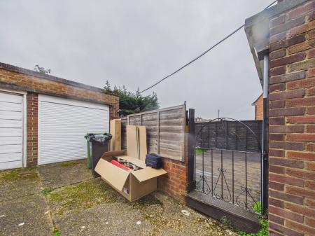 3 bedroom Semi-detached house to let in Southbourne Avenue, Drayton, Portsmouth, PO6