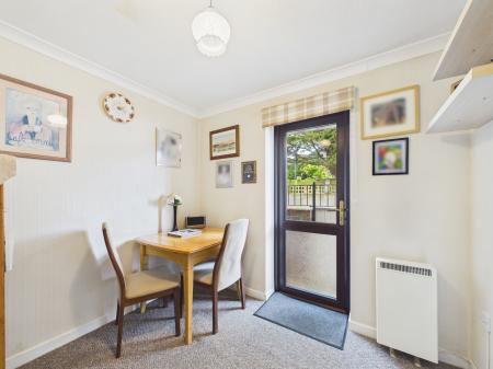 2 bedroom Flat for sale in Albert Rd, Cosham, Portsmouth, PO6