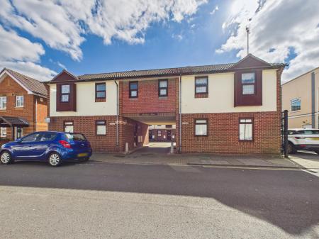 2 bedroom Flat for sale in Albert Rd, Cosham, Portsmouth, PO6