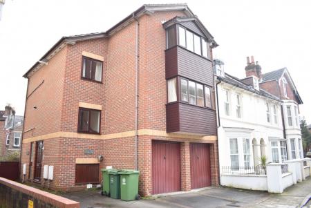 2 bedroom Flat to let in Malvern Road, Southsea, PO5