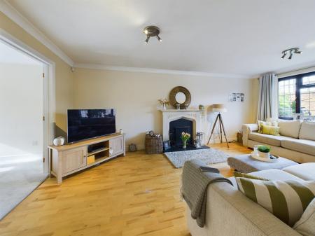 6 bedroom Detached house to let in Highnam Gardens, Sarisbury Green, Southampton, SO31