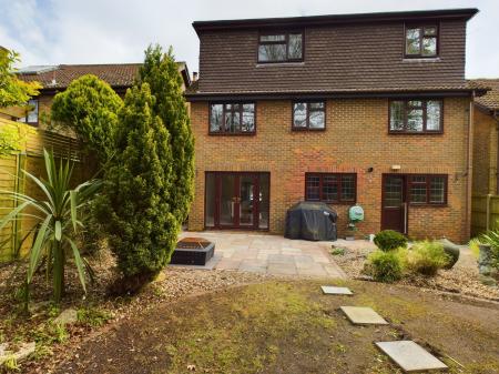 6 bedroom Detached house to let in Highnam Gardens, Sarisbury Green, Southampton, SO31