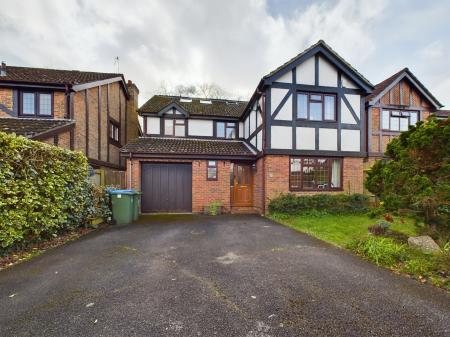 6 bedroom Detached house to let in Highnam Gardens, Sarisbury Green, Southampton, SO31