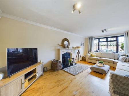 6 bedroom Detached house to let in Highnam Gardens, Sarisbury Green, Southampton, SO31