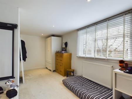6 bedroom Detached house to let in Highnam Gardens, Sarisbury Green, Southampton, SO31