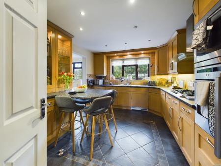 6 bedroom Detached house to let in Highnam Gardens, Sarisbury Green, Southampton, SO31
