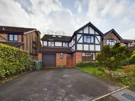 6 bedroom Detached house to let in Highnam Gardens, Sarisbury Green, Southampton, SO31