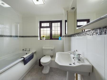 6 bedroom Detached house to let in Highnam Gardens, Sarisbury Green, Southampton, SO31