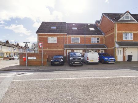 4 bedroom Town house to let in New Road East, Copnor, Portsmouth, PO2