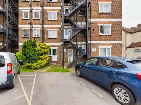 2 bedroom Flat to let in London Road, North End, Portsmouth, PO2