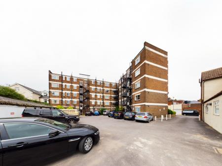 2 bedroom Flat to let in London Road, North End, Portsmouth, PO2