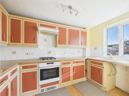 2 bedroom Flat to let in Claremont Road, Fratton, Portsmouth, PO1